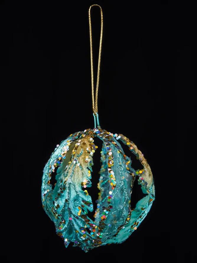 РТР 86523 ПРЕМИУМ ЕЛОЧНАЯ ИГРУШКА ШАР РЕЗНОЙ ИЗ ЛИСТЬЕВ БИРЮЗОВЫЙ С ЦВЕТНЫМ ГЛИТТЕРОМ Ø 8 СМ